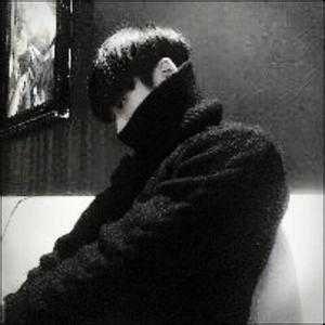 男生穿黑衣服正面头像