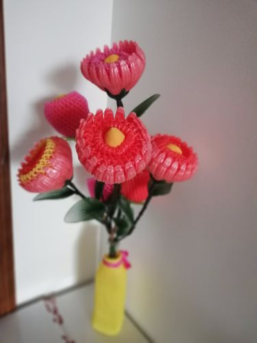 这瓶是红雏菊,用水果套网袋作的.