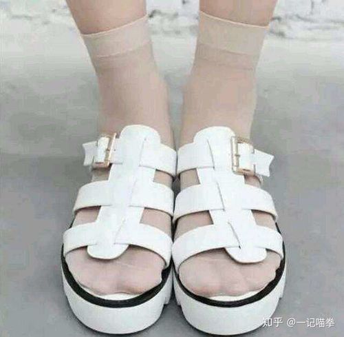 为什么现在的女生夏天穿凉鞋不搭配丝袜而是光着脚?
