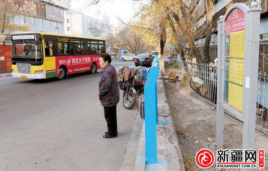 乌鲁木齐市小西门公交站天天上演人追车