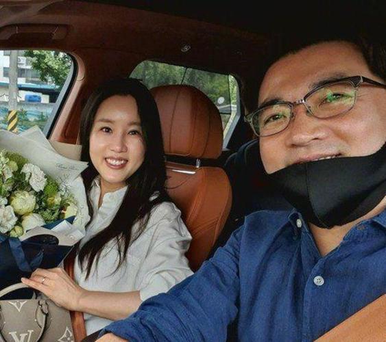 原创安在旭结婚6周年罕秀恩爱,小9岁妻子产后3月好富态,他身材爆肥?