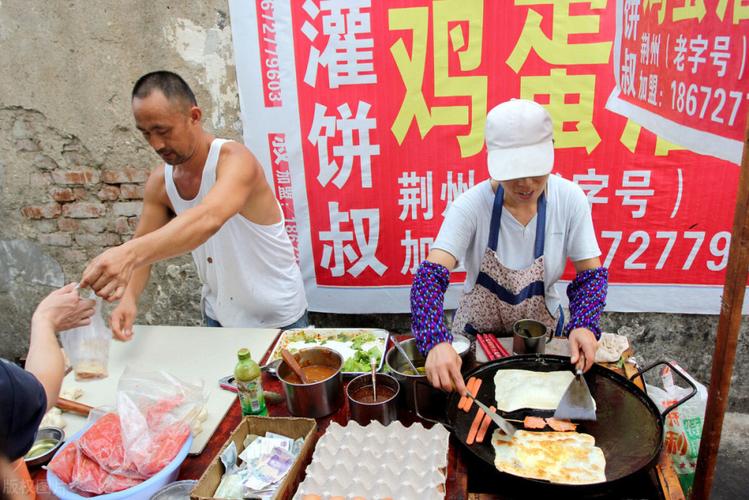2鸡蛋灌饼 看卖鸡蛋灌饼的小摊做,你应该能看到鸡蛋灌饼是怎么油腻腻