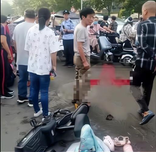 越野车冲入小学门口引发车祸,2名学生被卷车底!现场曝光