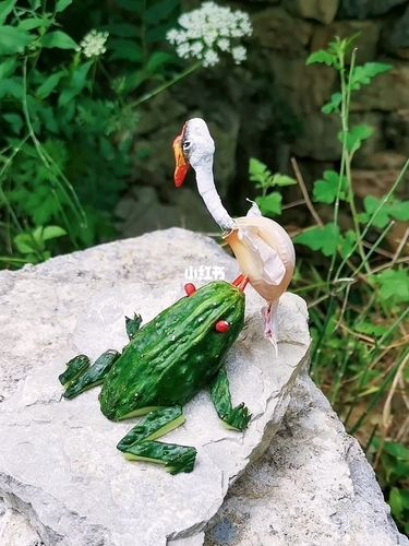 今天拍到了癞蛤蟆想吃天鹅肉了,看来看看_手机摄影_故事_黄瓜_摄影