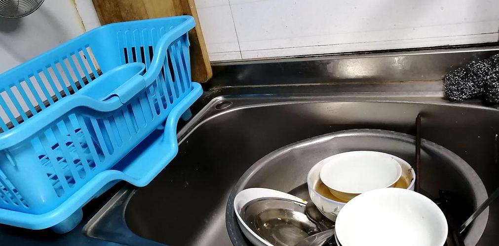 在家做饭吃,就要洗碗,我家一日三餐在家做着吃,所以我每天都要洗碗