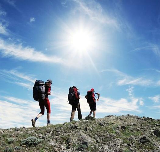 约您一起"日行一万 健康快乐"徒步健身活动  二,温馨提示: 1,户外运动