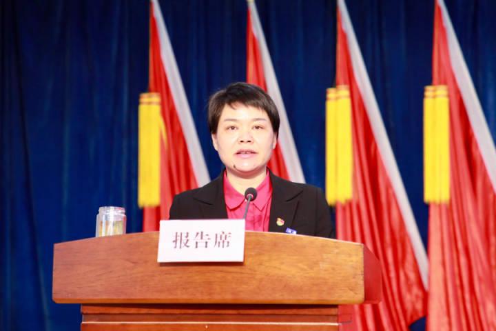 石门镇党委书记穆海英作报告.