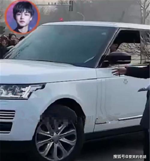 21岁王俊凯开400万路虎豪车现身网友我一辈子也赚不到这么多钱