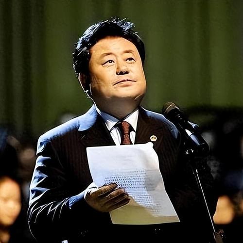 曾谱写雍正王朝主题曲的徐沛东,因失误被迫离职,如今生活如何?