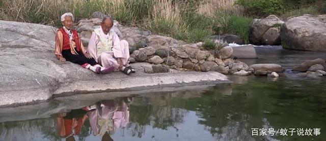 韩国江原道乡下,小溪汩汩潺潺,和煦的阳光映在水面,与不远处的蓝色