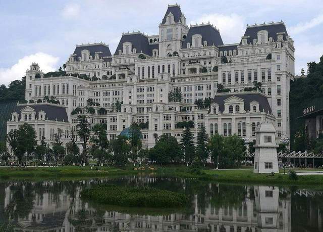 中国"第一大楼盘",日均人流量超过100万,被称为"小白宫"