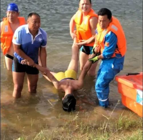 十几分钟后,溺水少年被打捞出水,但身体