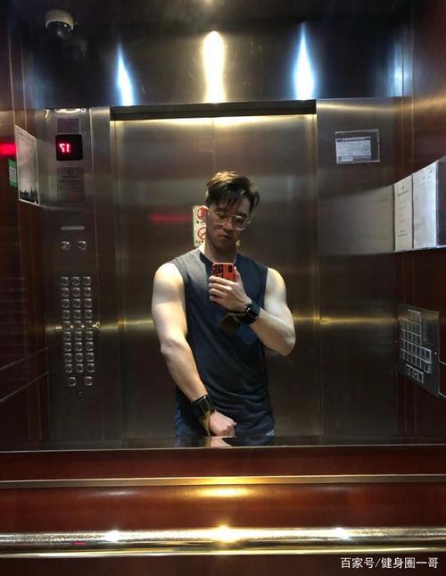 超会炫肌肉的小狼狗撸铁锻造出胸肌腹肌走到哪儿都不忘拍照