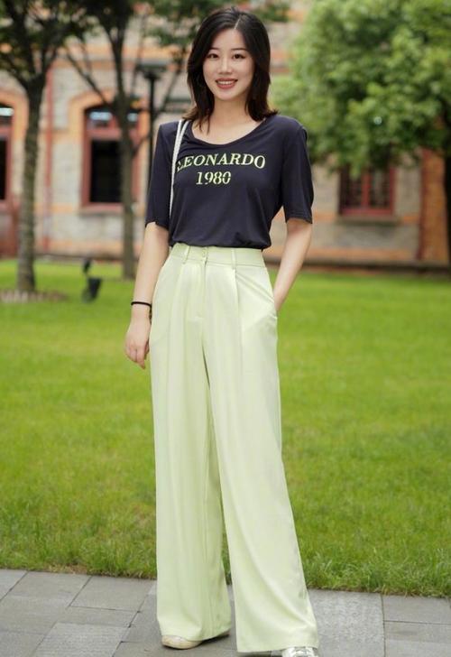 美女选择阔腿裤,透气凉快,飘逸感十足