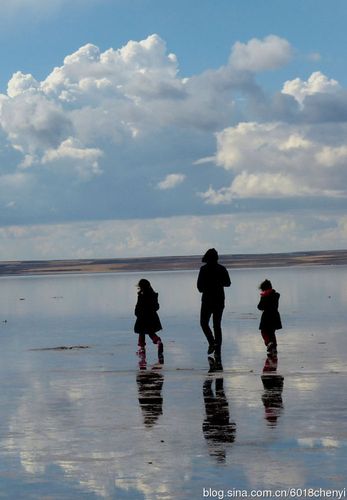 ，尤其是年轻人，在一望无际光可鉴人的湖面上，摆