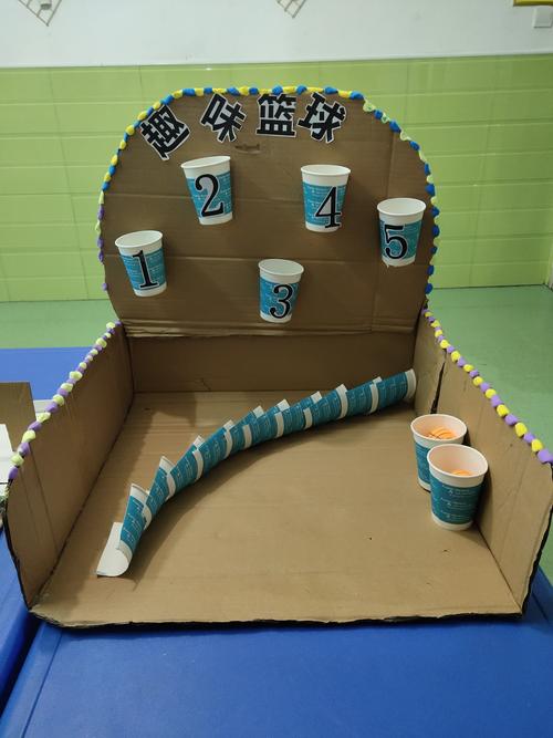 比赛结束了,老师们把自己所制的教玩具都已投入班级区域里使用了.