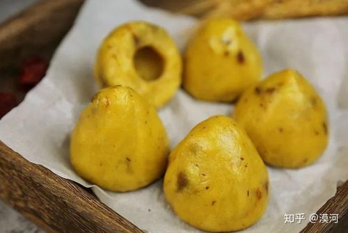 给老人和孩子吃一些粗粮是有好处的,红枣窝头松软可口