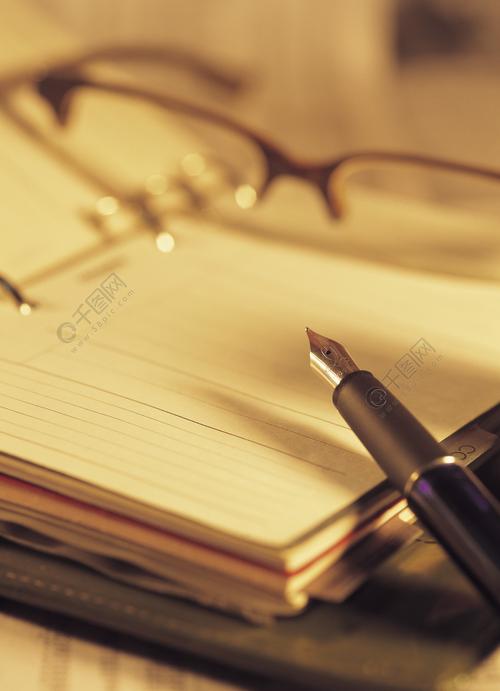 商务办公工具钢笔眼镜书本特写2年前发布
