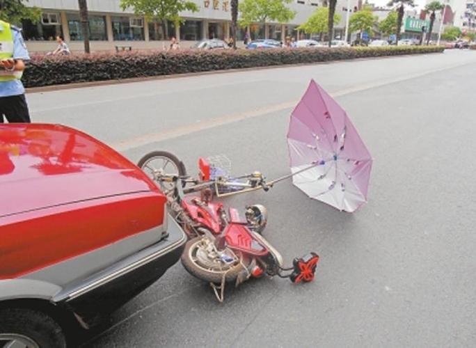 而且,私自改造电动车加伞是违法的,违反了交通法第七十一条