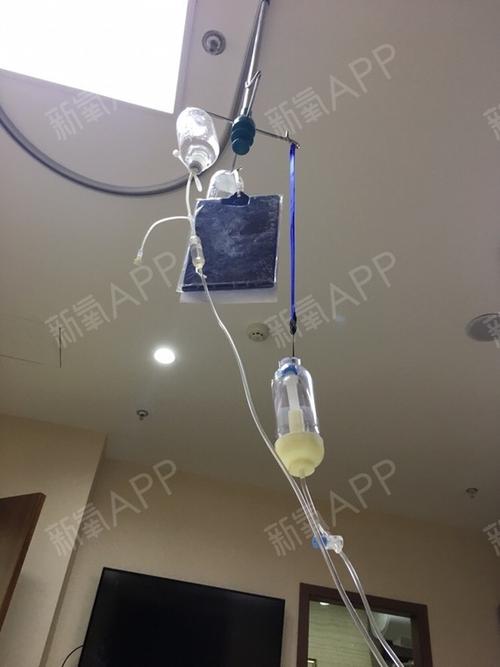 插了心电图吊着消炎药一直睡