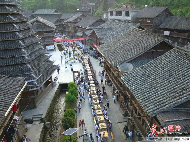 贵州从江:侗乡长桌宴共庆建军90周年