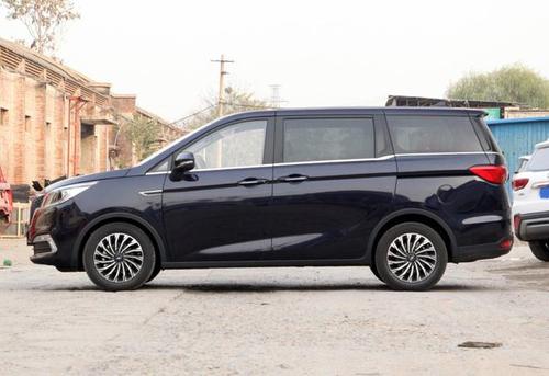 内饰非常温馨长安欧尚科尚内饰设计还是比较温馨的,高配车型用材比较