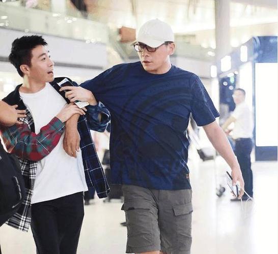 俞灏明机场碰到刘烨,竟被一把推开