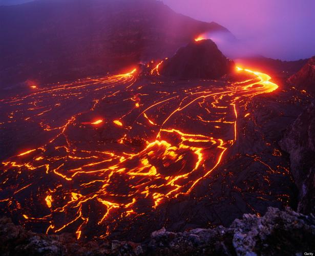 蜂鸟网 行摄频道 震撼无比! 17张照片尽览火山熔岩景观 8/17