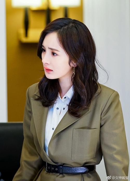 杨幂谈判官,连剧照都美爆了,真的太优雅了,女人味十足