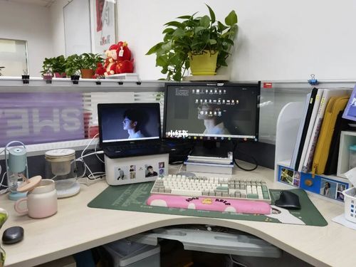 朴实的财务人办公桌_办公桌_加湿器_办公室_茶包_插座