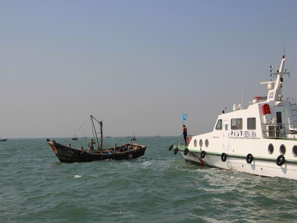 突出海上巡查,做好对大马力双拖渔船和特殊