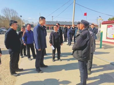 上任伊始,朔州市委常委,右玉县委书记张振海在金牛庄村调研.