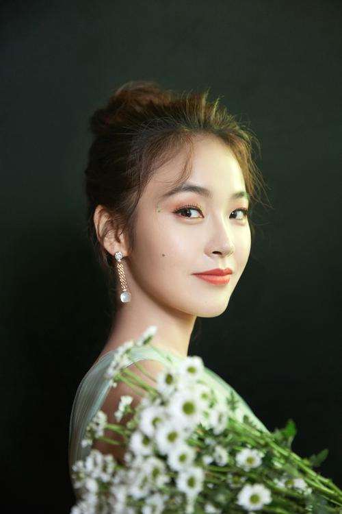 张佳宁时尚步履不停,绿色蛋糕裙造型惊艳