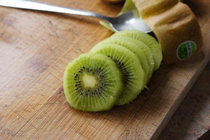 奇异果的天才削皮法,把奇异果整齐切片,每片的size差不多一样,很统一