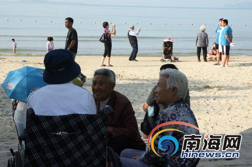 候鸟老人扎推三亚过冬海月广场享受碧海蓝天