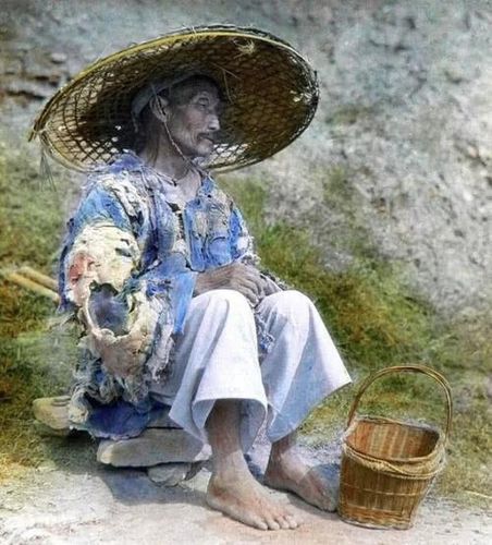 一身破烂衣服图片