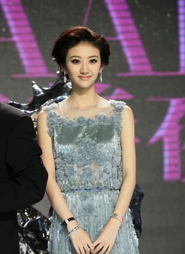 不过比起她到底捐了多少善款,大家更在乎的是:景甜身上的礼服来头不小