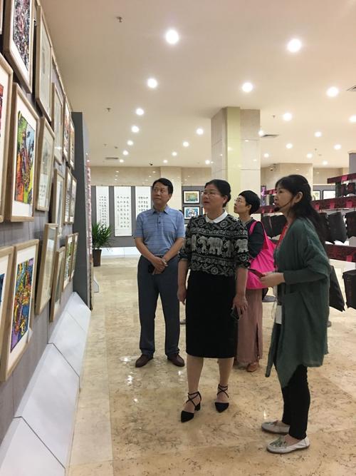 区政府副区长闫利明指导视察山阳区中小学生美术作品展