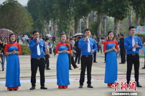 图为越南代表团在中国(崇左)—东盟青年贝侬大联欢上表演节目.