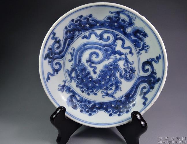 盘内三条龙,画工精到,威猛,口有点毛边,其他完整.口16厘米.