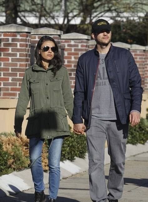 阿什顿库彻与妻十指紧扣逛街