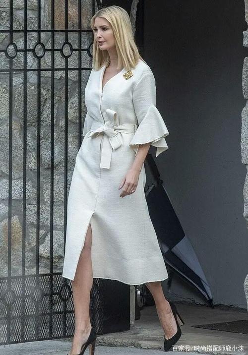 伊万卡穿绿裙是真显老,荷叶袖遮不住拜拜肉,风一吹什么都看见了