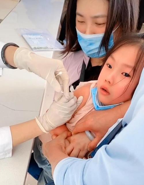 女儿打针前哭天喊地,针头扎进肉里那一刻女儿瞬间安静,妈妈笑翻宜昌现