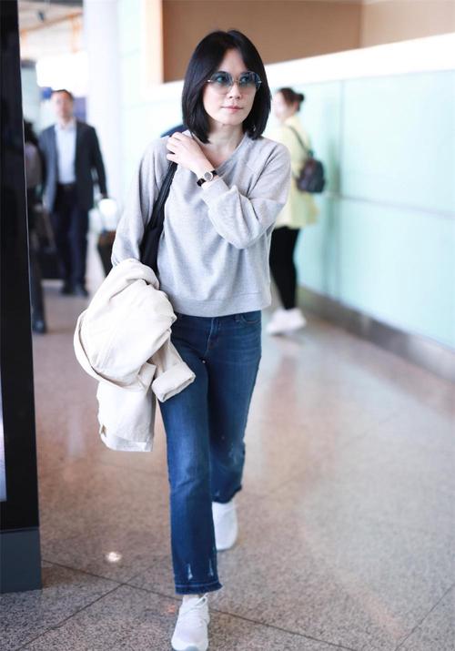 原创48岁俞飞鸿不会老?穿灰上衣配波波头现身,素颜出街美得更高级!