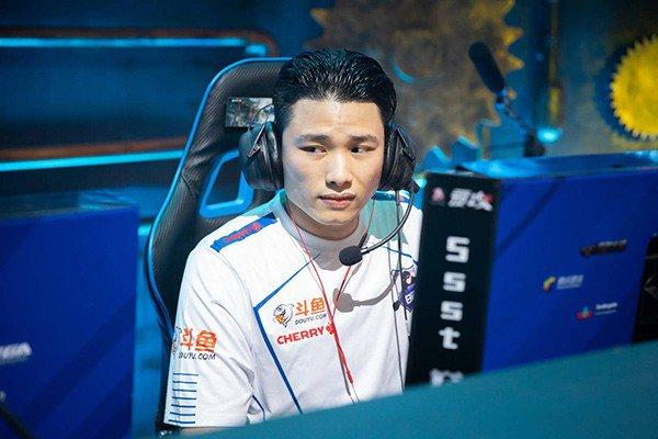 靓仔白鲨石头一声吼 cfpl冠军就此"躺"到手