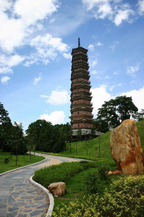 安远县,江西省赣州市辖县,位于江西省南部,地理坐标为北纬24°52′18