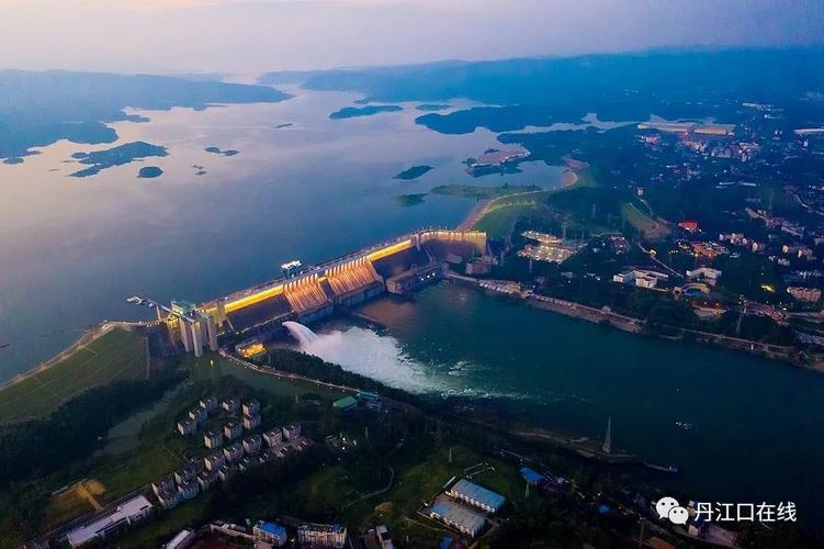 2021年7月丹江口大坝泄洪航拍图