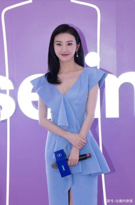 景甜穿浅蓝色长裙现身活动身材好到令人羡慕看不出岁月痕迹