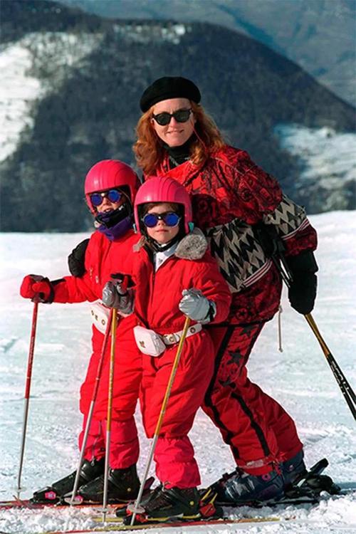 王室成员喜欢滑雪,其实喜欢漂亮滑雪服,戴安娜穿红色河豚装,酷