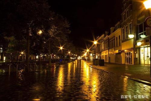 街角咖啡店里的思绪